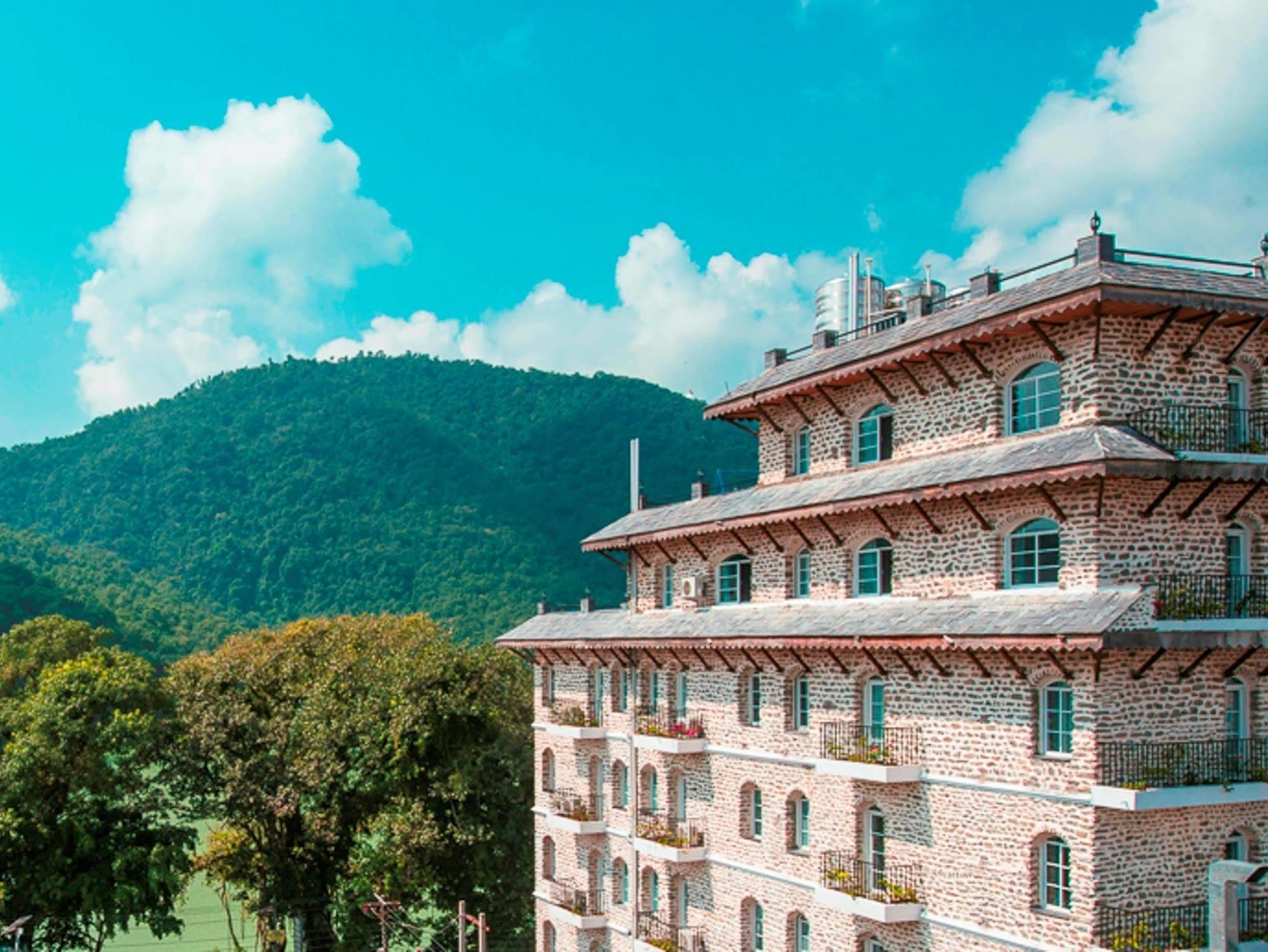 Glacier Hotel & Spa Pokhara Exteriör bild